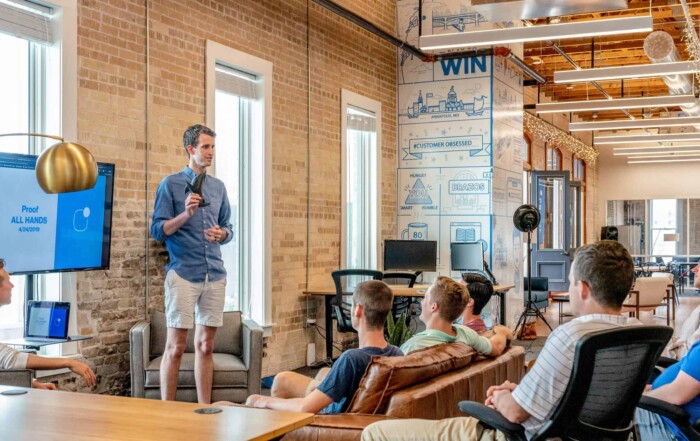 Seminarraum mit Seminar über Sicherheit, Klimatechnik und Luftreiniger; Teilnehmer sitzen und hören aufmerksam zu.