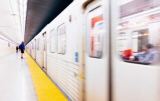 U-Bahn-Waggon in Bewegung, gelber Bahnsteig, Fokus auf Sicherheit im öffentlichen Verkehr, schnelle Lieferung.