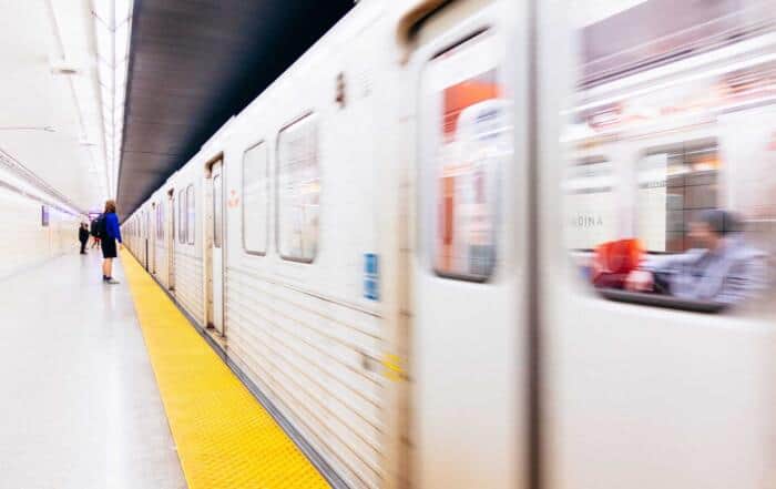 U-Bahn-Waggon in Bewegung, gelber Bahnsteig, Fokus auf Sicherheit im öffentlichen Verkehr, schnelle Lieferung.