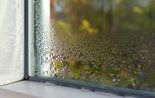 Winter und Kondenswasser am Fenster - Schimmelgefahr! window with water drops closeup, frame inside, selective focus
