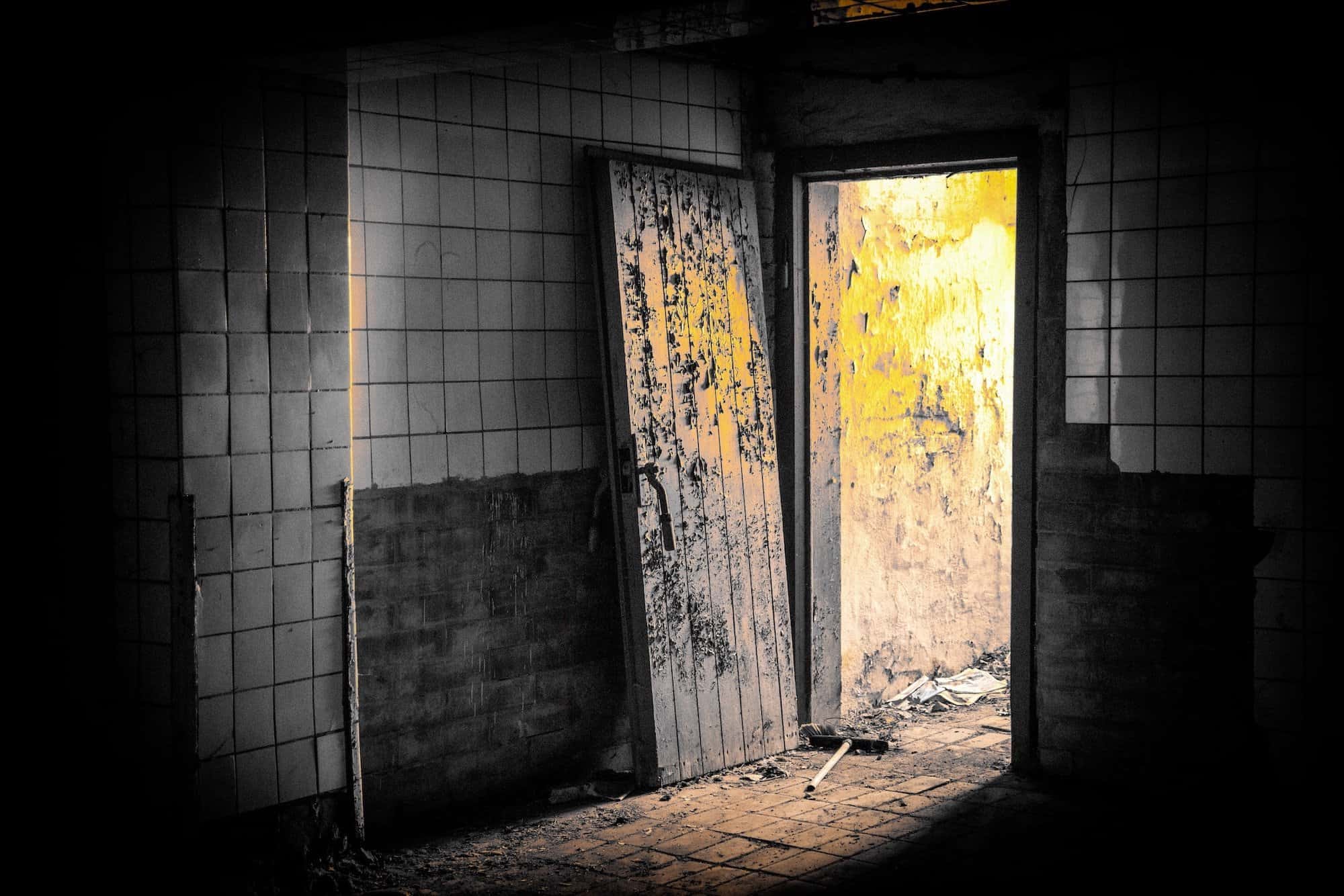 denny-muller-tajh_UdgIgY-unsplash Asbest Sanierung: Raum mit Tür, Fliesen und Licht. Luftreiniger für Sanierungsarbeiten gegen Asbest denkbar. Denny Muller Foto.