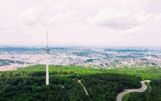 Luftaufnahme Stuttgart mit Fernsehturm. Förderung für Luftreiniger in Baden-Württemberg. Jan Bottinger Foto.