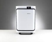 Weißer Boneco Luftreiniger 41165_rgb_004 auf Tisch. Modernes Design mit schwarzem Rahmen. Ideal für saubere Luft im Raum.