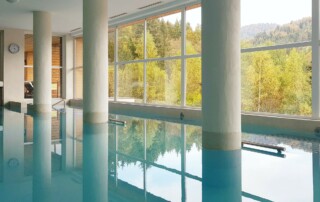 Luftentfeuchter im modernen Spa-Bereich neben einem Pool