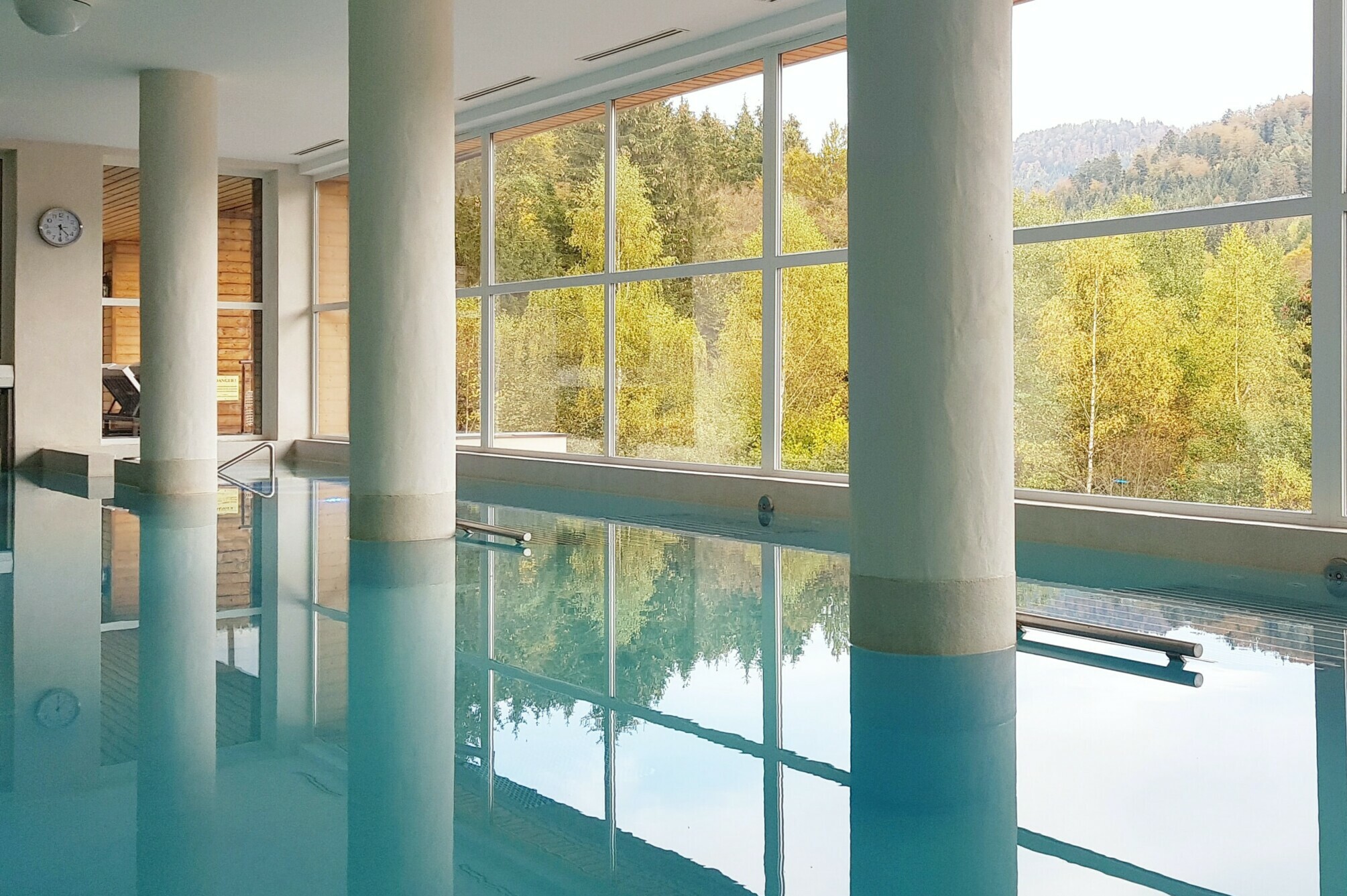 Luftentfeuchter im modernen Spa-Bereich neben einem Pool