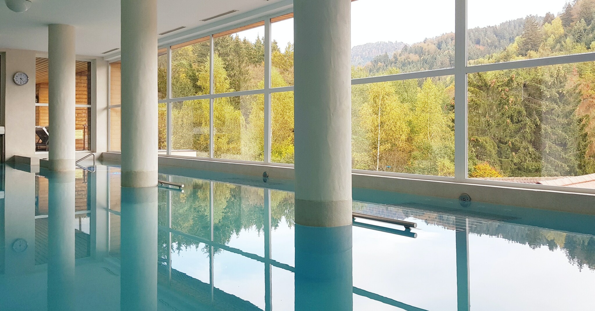 Luftentfeuchter im modernen Spa-Bereich neben einem Pool