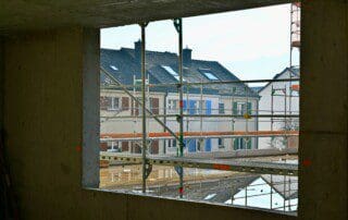Luftentfeuchter auf einer Baustelle neben Baumaterialien