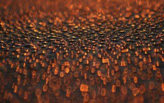 Ein Luftentfeuchter, der aktiv Feuchtigkeit aus der Luft entfernt.