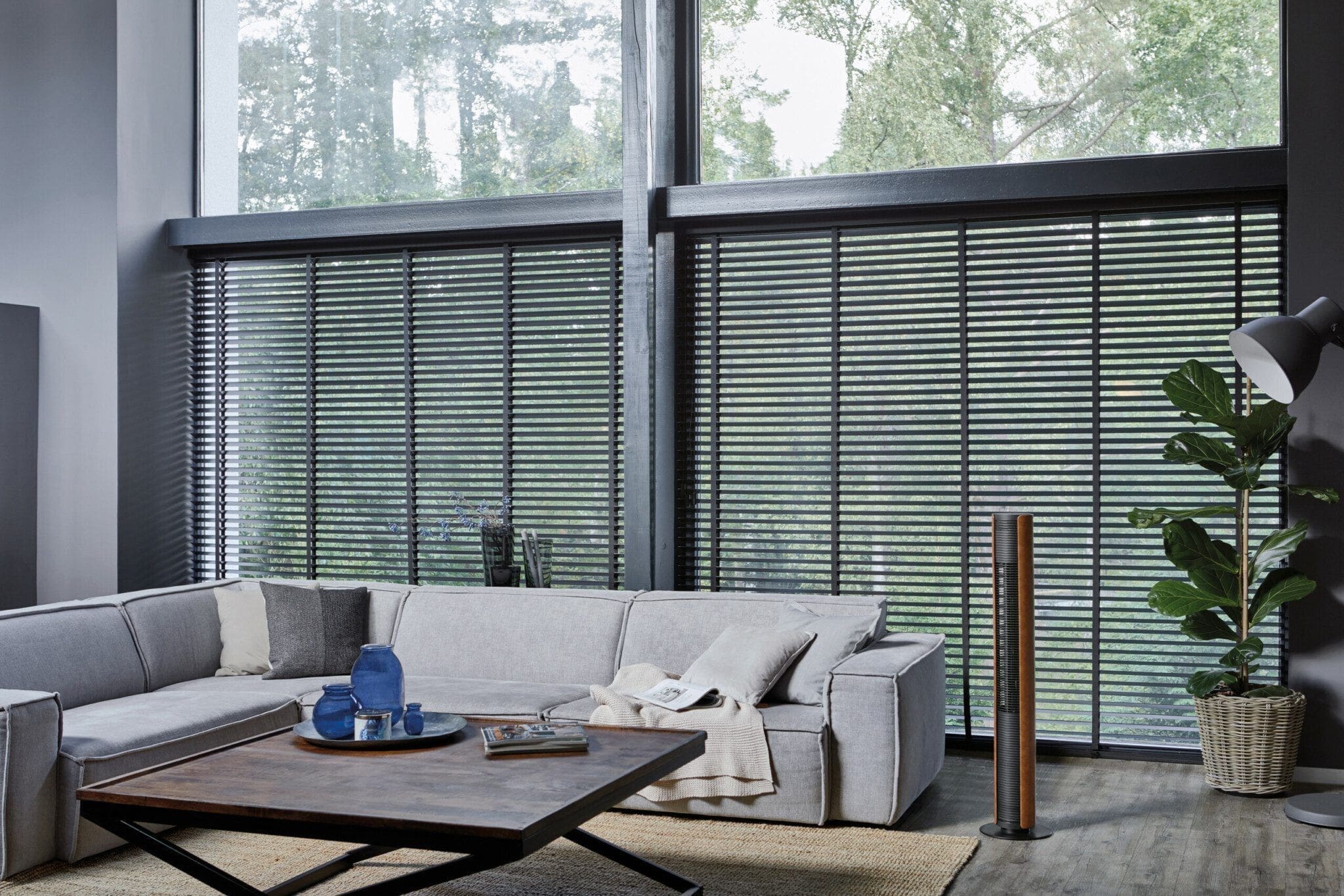 Turmventilator Peter Leatherette: Dieses herausragende Designstück vereint stilvolle Eleganz mit herausragender Funktionalität und ist eine beeindruckende Ergänzung für jedes Raumdekor.