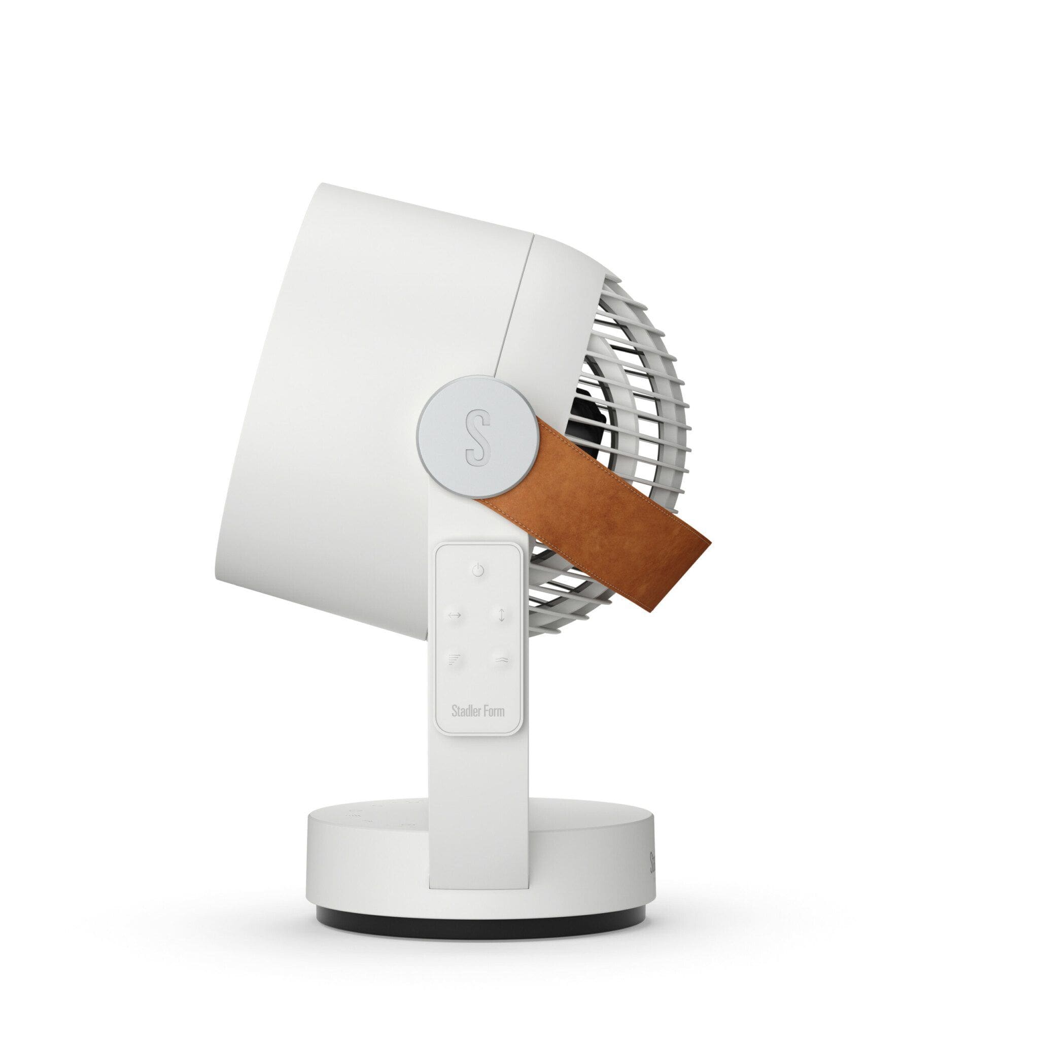 Weißer Stadler Form Leo Ventilator. Modernes Design mit Lederakzent. Ideal für Zuhause oder Büro. Stilvoll und funktional.
