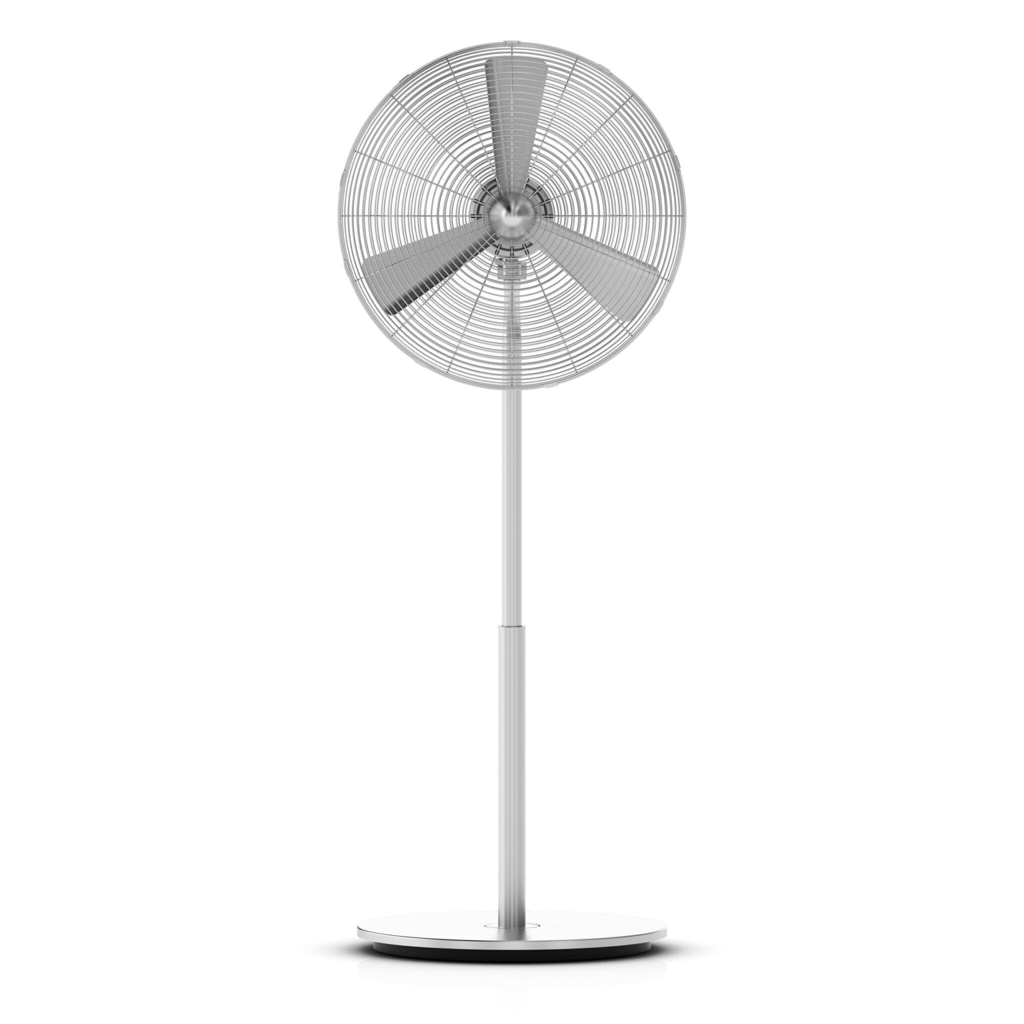 Charly NEW Standventilator: Moderner, silberner Ventilator mit drei Flügeln und rundem Standfuß. Stilvoll und effizient.