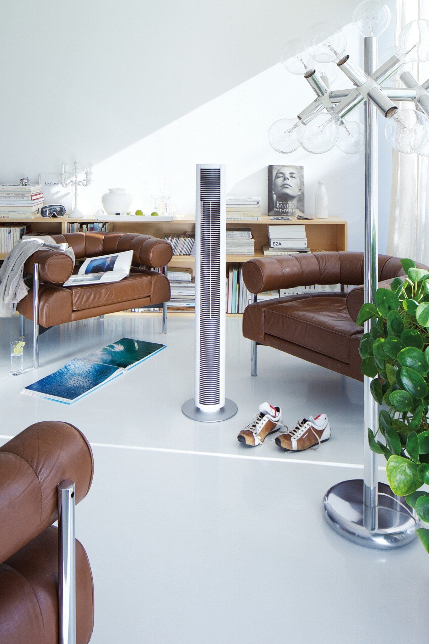 Peter White Lifestyle Portrait: Heller Raum mit Ledersesseln, Ventilator, Lampe und Schuhen. Wohnzimmer-Szene.