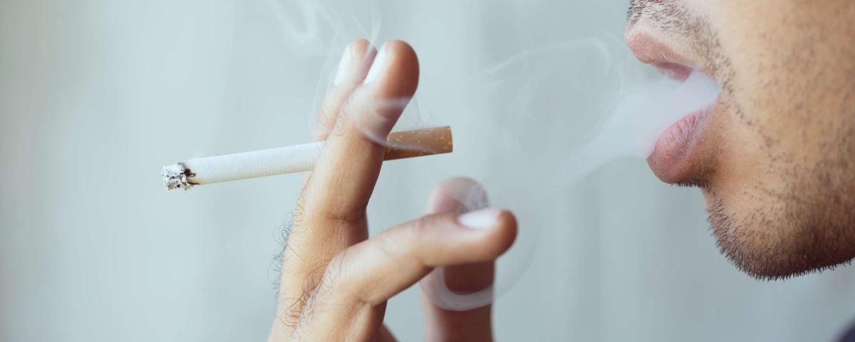 Luftreiniger gegen Gerüche - Zigarettengeruch - Mann raucht
