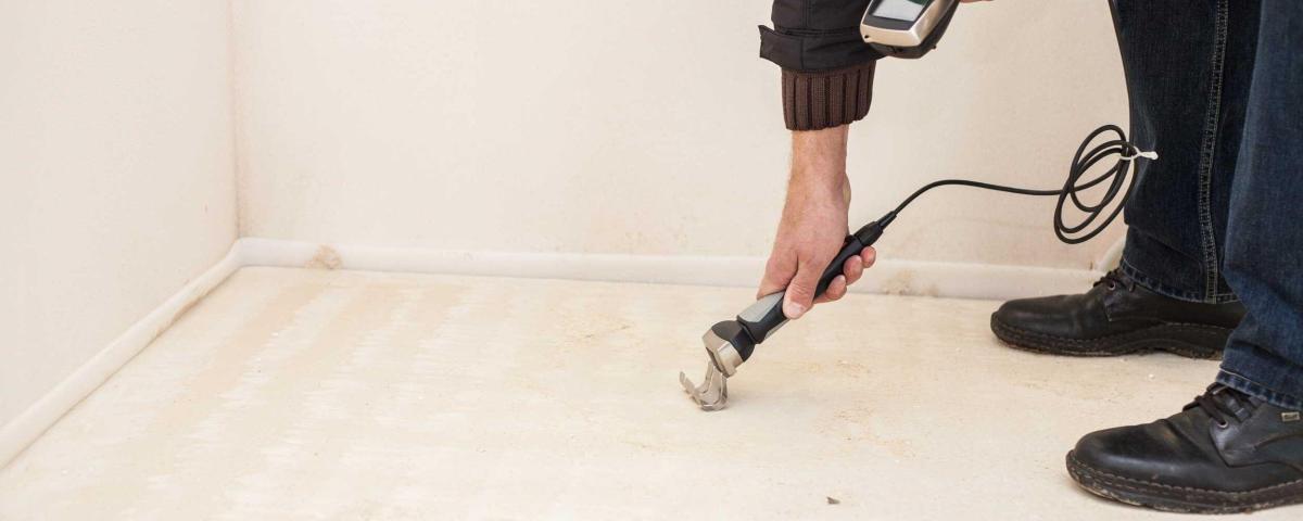 Estrich trocknen Estrich trocknen: Feuchtigkeitsmessung im Estrich mit Messgerät. Ratgeber zur Trocknung von Estrich.