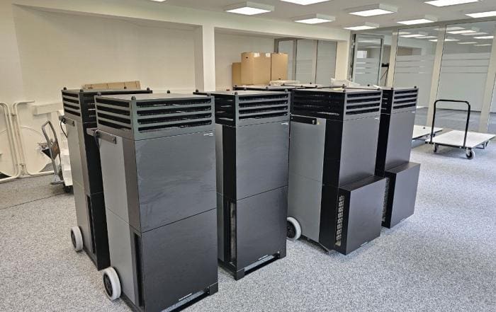 Hier im Vergleich die beiden Trotec TAC V+ Luftreiniger Modelle. Der Trotec Tac V+ II (links) mit integriertem Schallschutz.