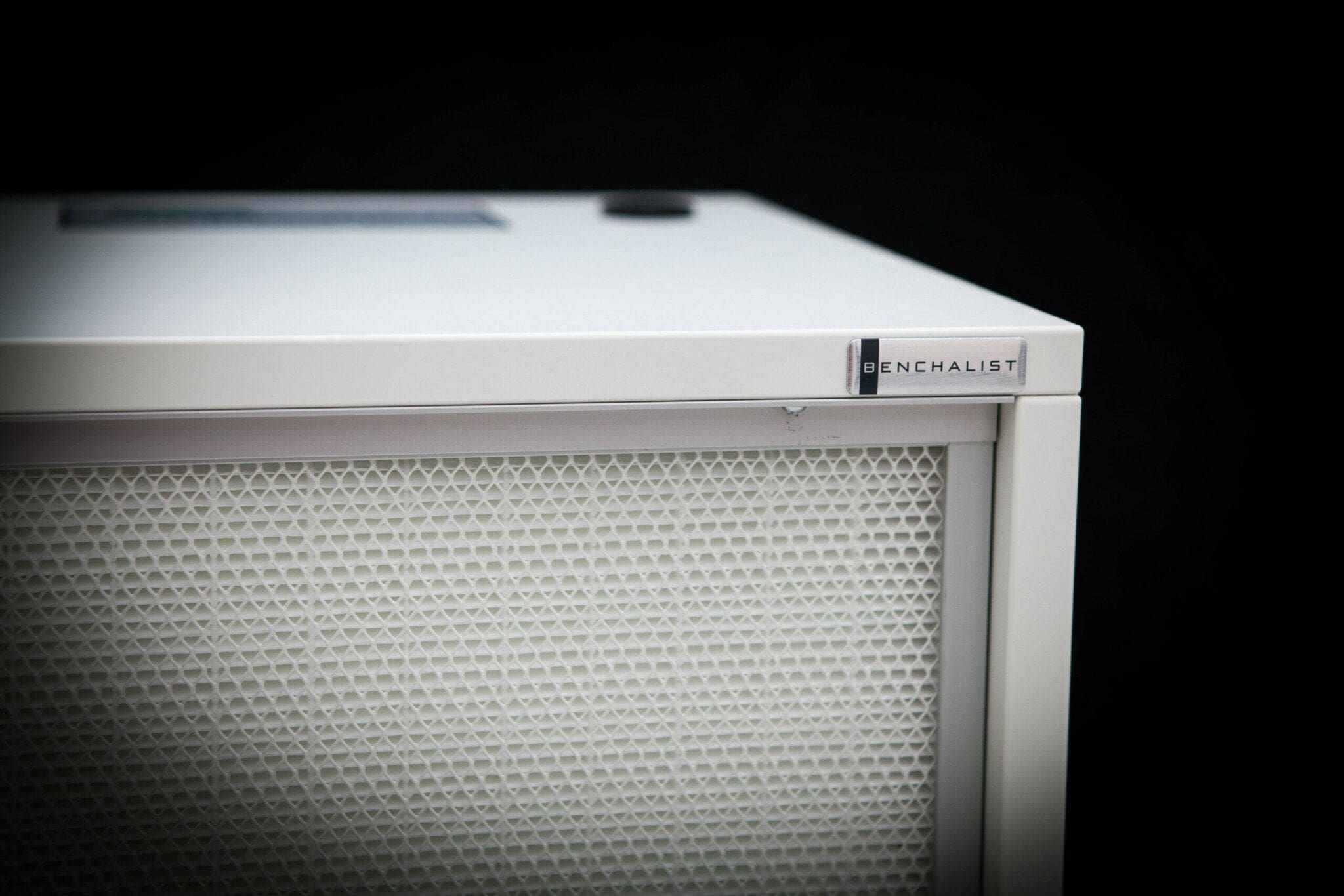 Detailaufnahme eines weißen Benchalisten-Gehäuses mit Filter. IMG_1911. Saubere Optik, minimalistisches Design.