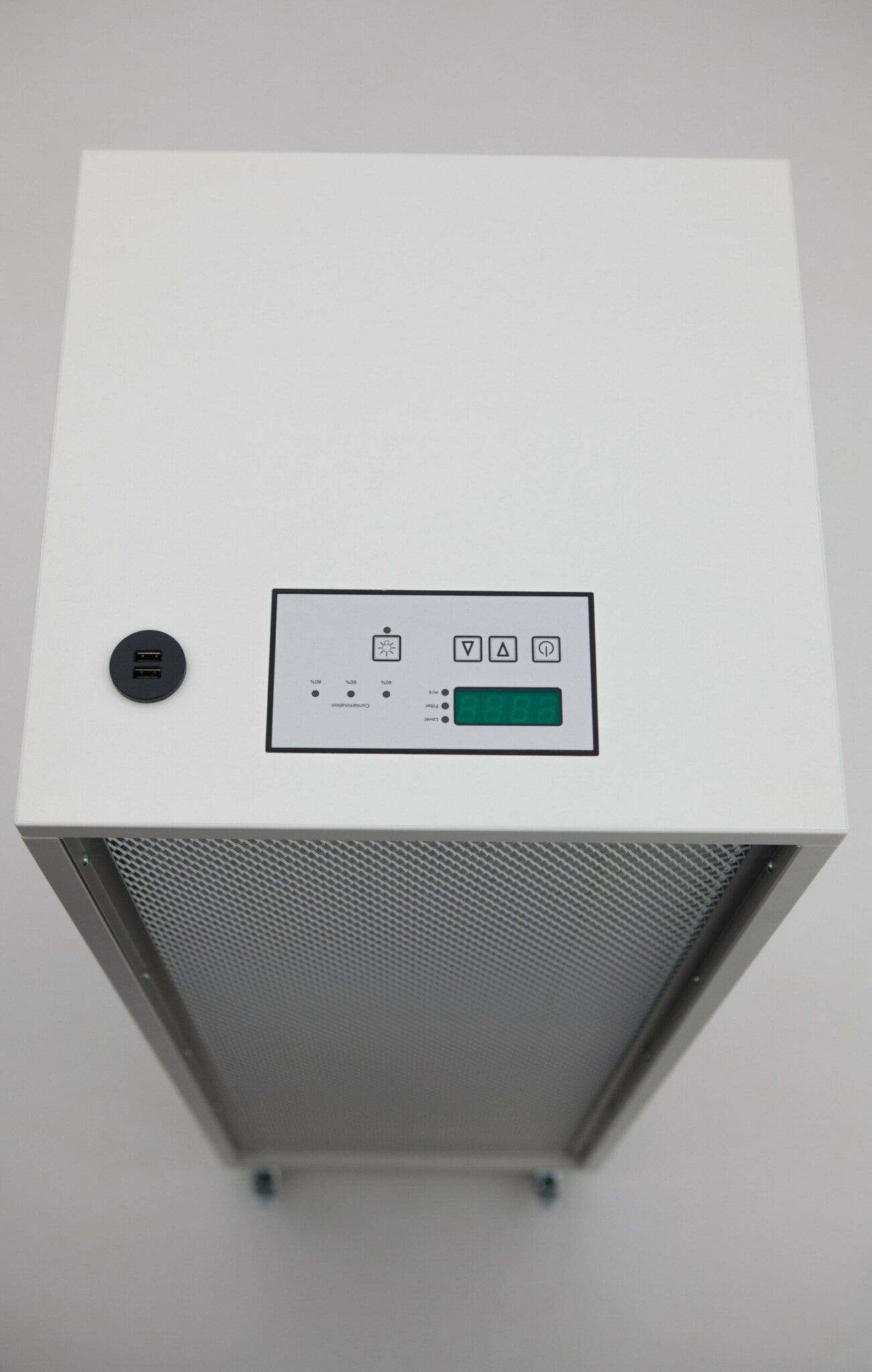 IMG_1919: Weißer Luftreiniger mit USB-Anschluss, Bedienfeld und Gitter. Ideal für saubere Luft und modernes Design. Luftreinigung einfach!