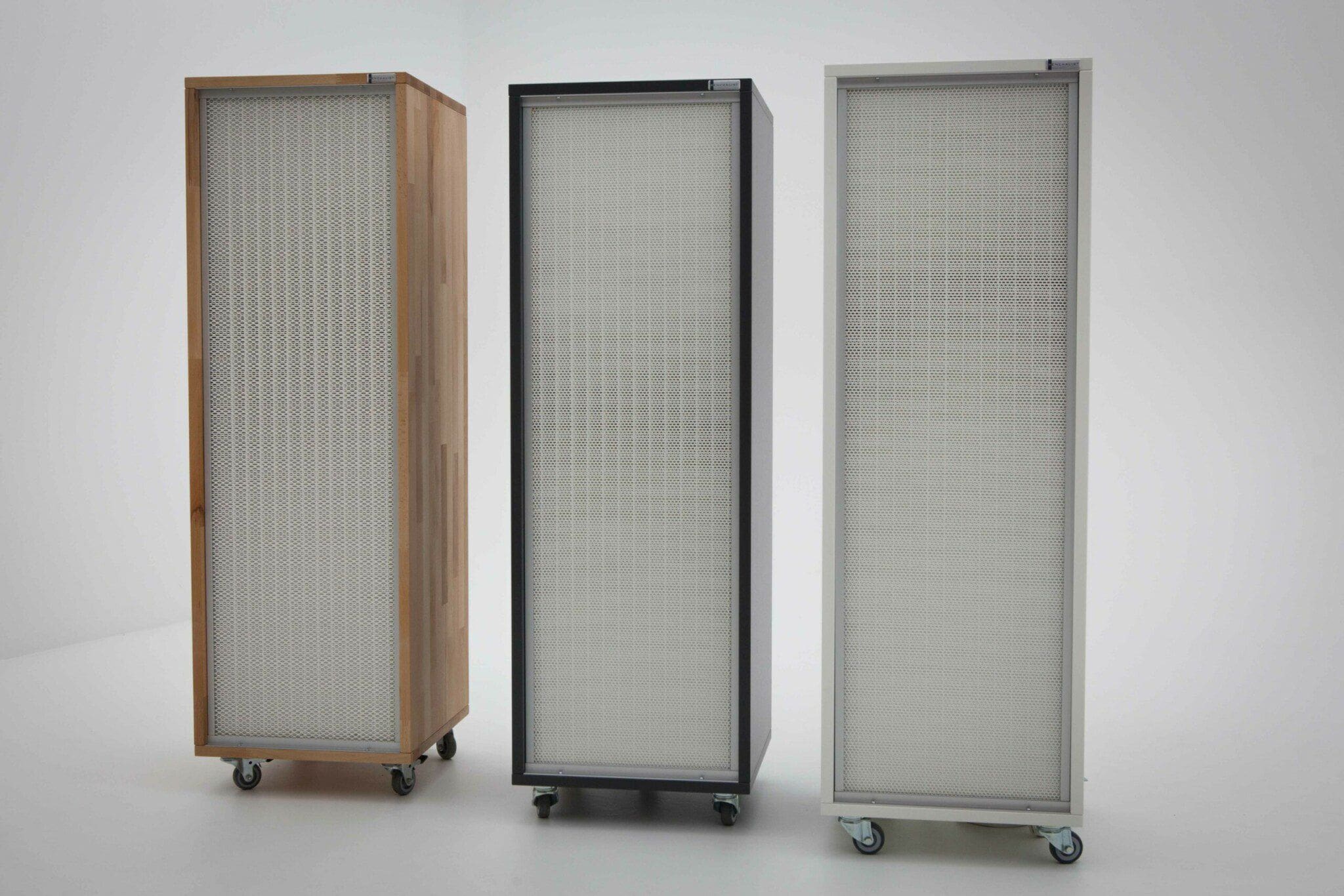 Drei Luftreiniger gegen Staub im Test: Holz-, Schwarz- und Weißrahmen. IMG_1923 zeigt Modelle zur Staubbekämpfung mit Rollen.