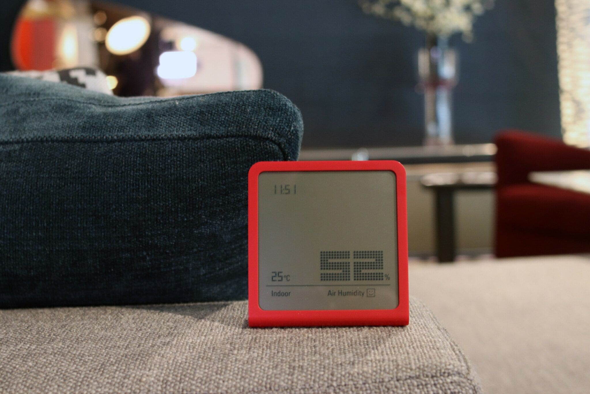 SF_Selina_chili_red_lifestyle1_landscape Roter Stadler Form Selina Hygrometer zeigt Temperatur und Luftfeuchtigkeit. Das weisse Display ist gut lesbar. Lifestyle-Szene.