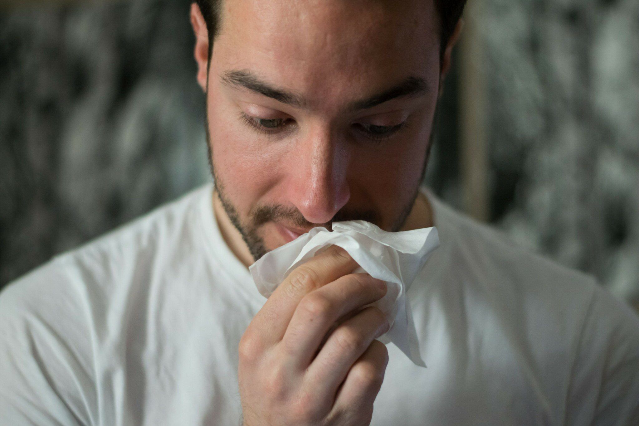 Pollenallergie - Nase läuft - Taschentuch