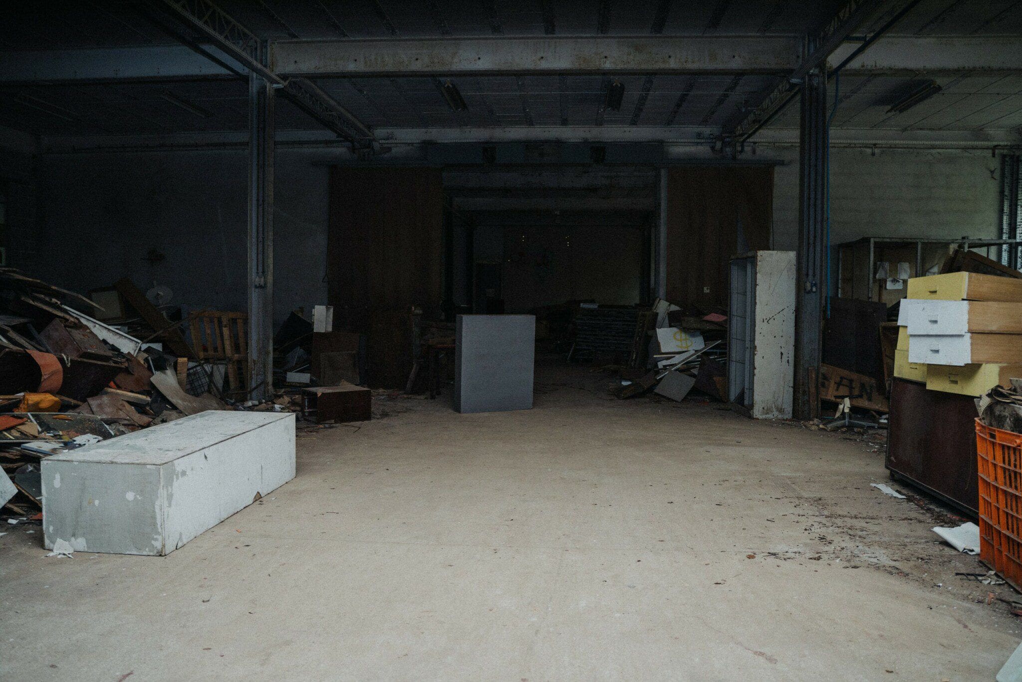 Schimmelbildung im Keller Schimmelbefall in der Ecke eines Kellers