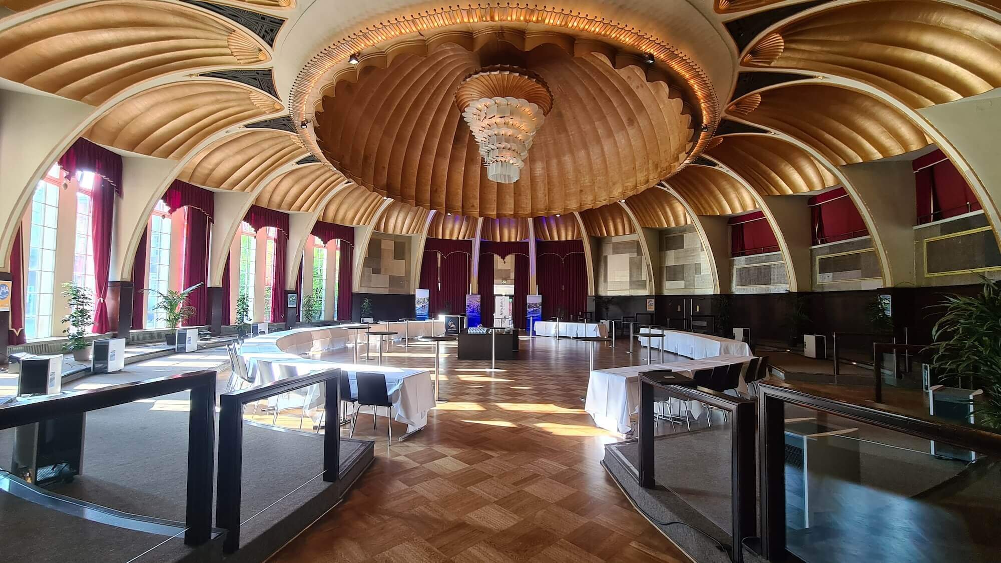 Rheingoldsaal in Düsseldorf mit Luftreinigern der Marke Blueair Classic 680i