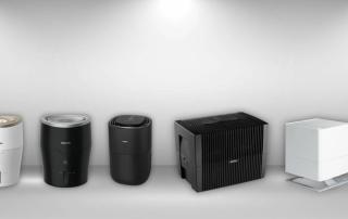 Vergleich verschiedener Luftbefeuchter: Philips Luftbefeuchter (weiß, schwarz), schwarzer Luftwäscher, weißer Würfel-Luftbefeuchter.