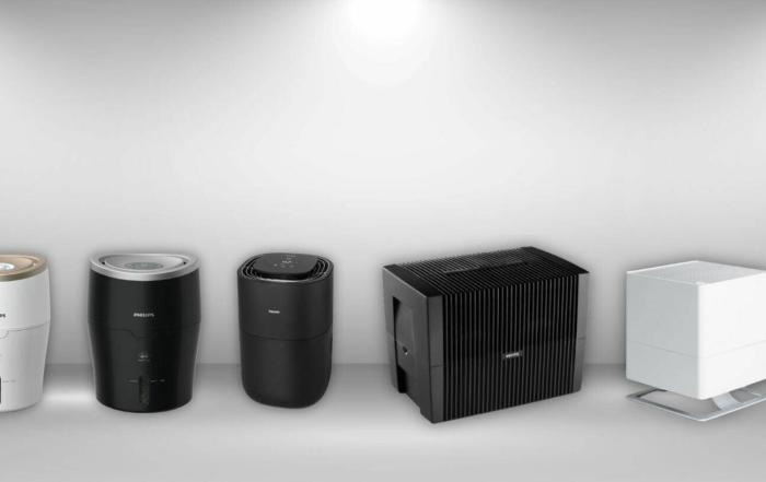 Vergleich verschiedener Luftbefeuchter: Philips Luftbefeuchter (weiß, schwarz), schwarzer Luftwäscher, weißer Würfel-Luftbefeuchter.