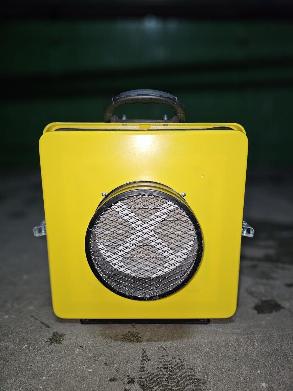Ein Luftreiniger bzw. Unterdruckhaltegerät von Trotec mit HEPA H13 und G4 Vorfilter. Ein Luftreiniger bzw. Unterdruckhaltegerät von Trotec mit HEPA H13 und G4 Vorfilter.