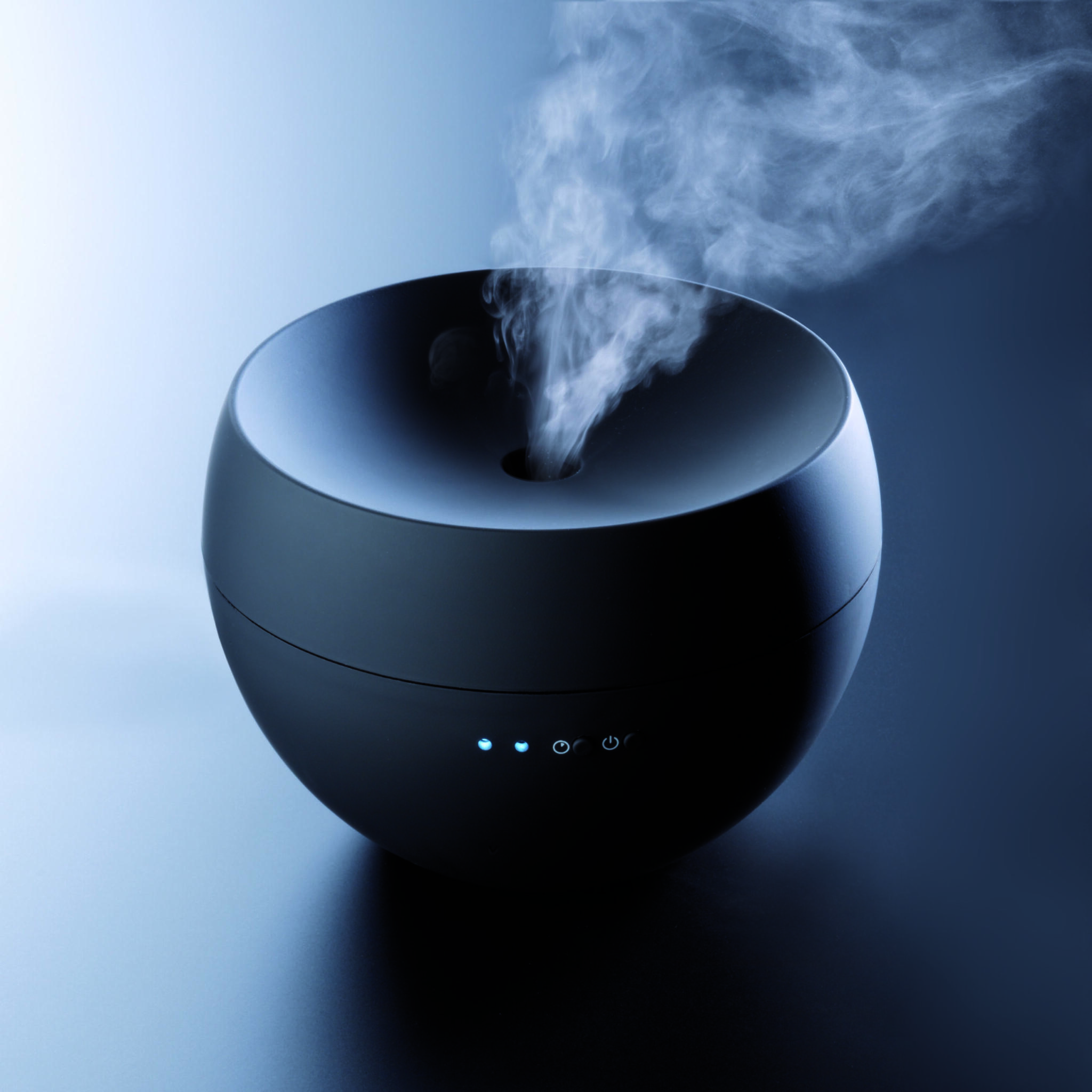 Schwarzer SF Jasmine Mist Diffuser mit aufsteigendem Dampf. Aromatherapiegerät für Duftöle und Luftbefeuchtung. Modernes Design.