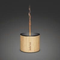 Nora Duftdiffusor von Stadler Form. Bambus-Design mit Flamme. Aromatherapie für ein gemütliches Ambiente. Dunkler Hintergrund, sanfter Nebel.