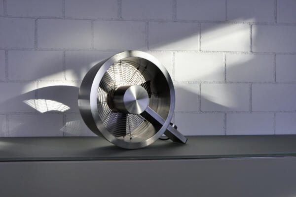 Nahaufnahme des Ventilator Q von Stadler Form, fokussiert auf die hochwertige Verarbeitung und Materialqualität.