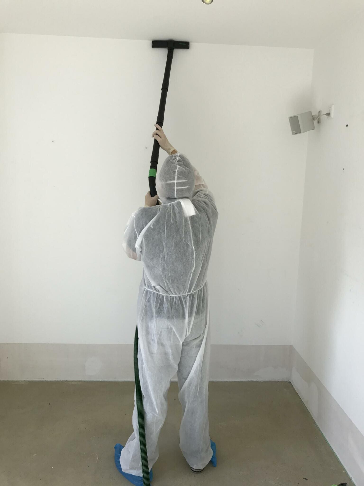 Asbestsauger im Einsatz mit Rohrverlängerung