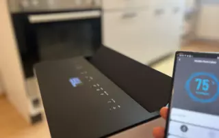 Luftentfeuchter Lukas von Stadler Form mit Modus für schnelle Wäschetrocknung - Landscape Aufnahme mit App im Vordergrund