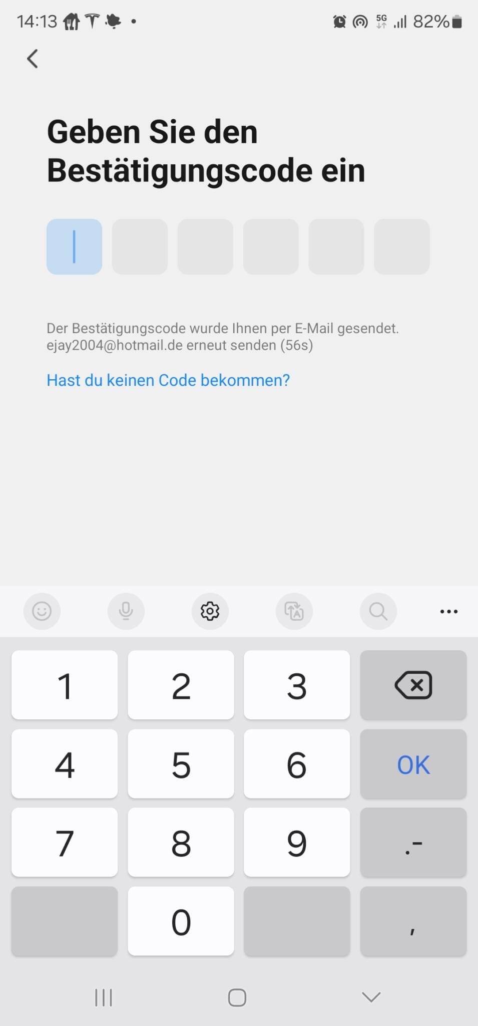 Smartphone-Screenshot: 'Bestätigungscode eingeben'. Numerische Tastatur eingeblendet. E-Mail-Adresse für Code-Zusendung sichtbar.
