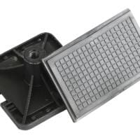 HEYLO HEYWALL Kopf-Fussplatte: Schwarze Fussplatte mit Gewinde und graue Kopfplatte mit Gittermuster für Möbel oder Konstruktionen.