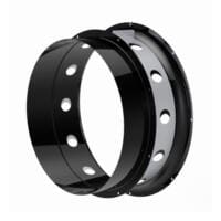 Airbus Recycling Kit: Zwei schwarze Ringe mit Löchern, Teil eines Flugzeugrecycling-Systems für nachhaltige Luftfahrt.