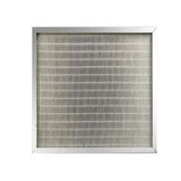 Quadratischer Filter-Set MAS-13 mit feinen, vertikalen Lamellen und silberfarbenem Rahmen. Luftfilter für Anlagen.