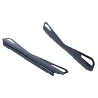 Zwei schwarze Lift-Brackets. Hebevorrichtung, Montagezubehör. Metallhalterungen mit Löchern und Aussparungen für die Befestigung.