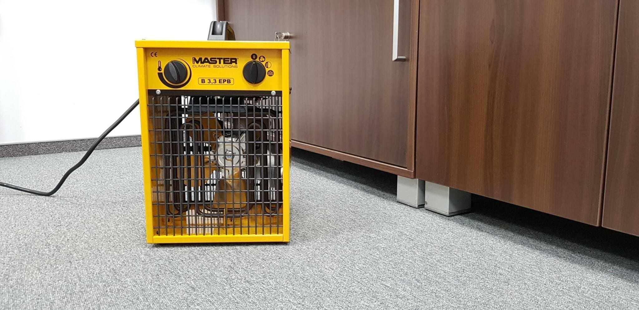 Gelber Master B 3.3 EPB Heizlüfter im Büro. Kompakte Heizlösung für Baustellen und Gewerbe. Robuster, tragbarer Elektroheizer.