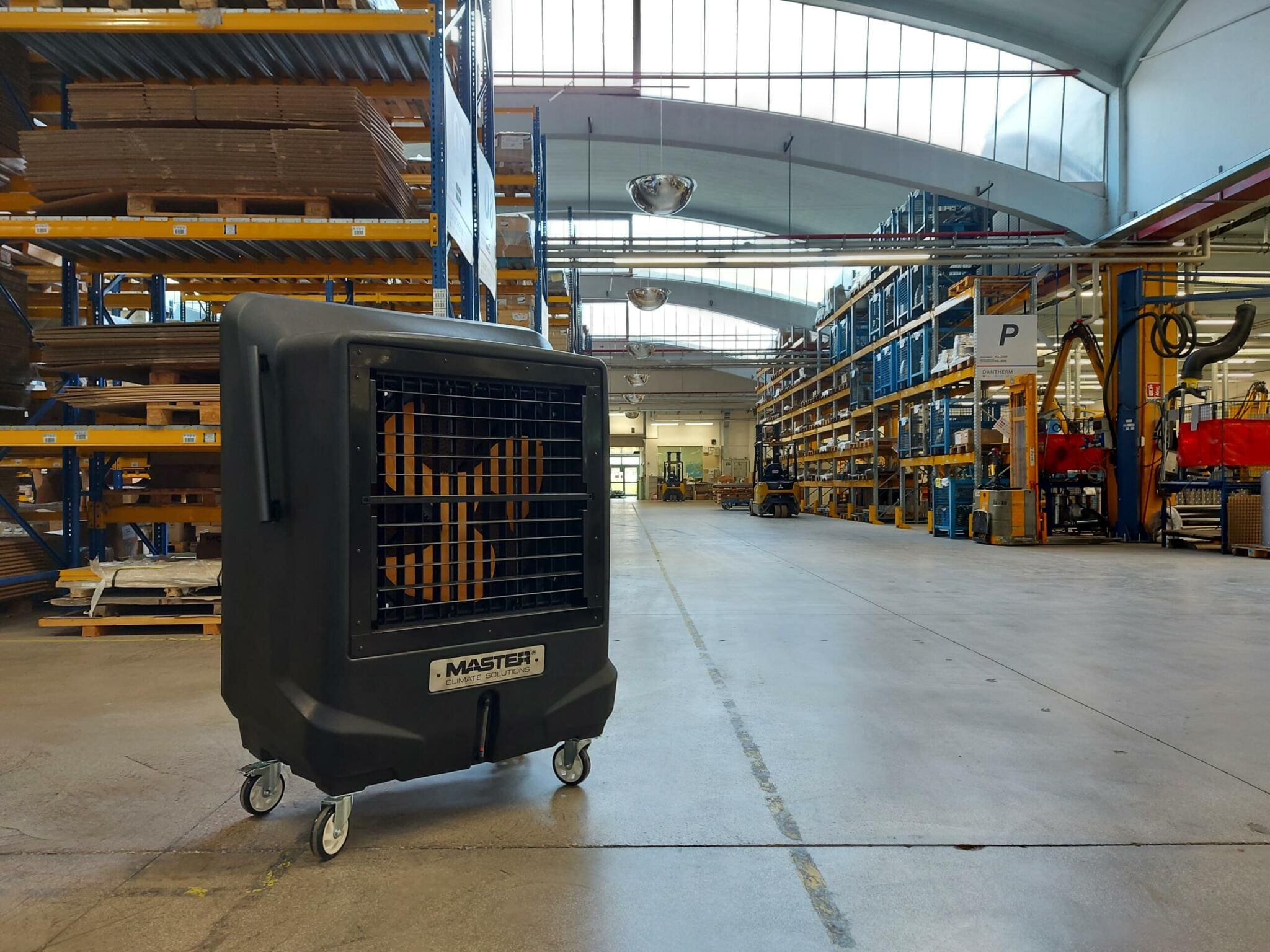 Master BC 121 Luftkühler in Lagerhalle. Mobiler Verdunstungskühler für Kühlung in Industrie und Gewerbe. Regale im Hintergrund.