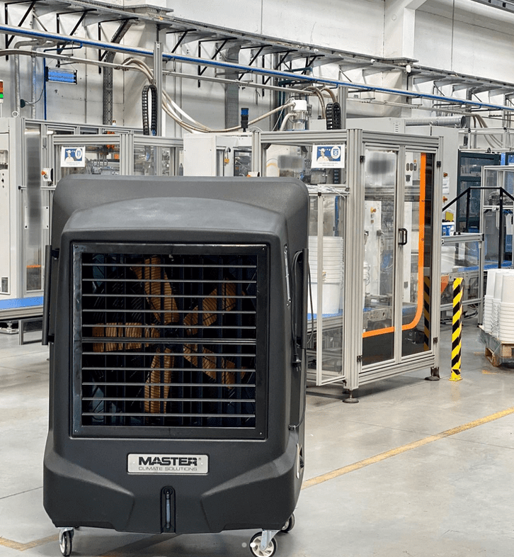 Master BC 221 evaporative cooler Master BC-221 Verdunstungskühler in einer Fabrikhalle. Mobiler Kühler mit Lüftergitter. Klimatisierungslösung für Industrie.