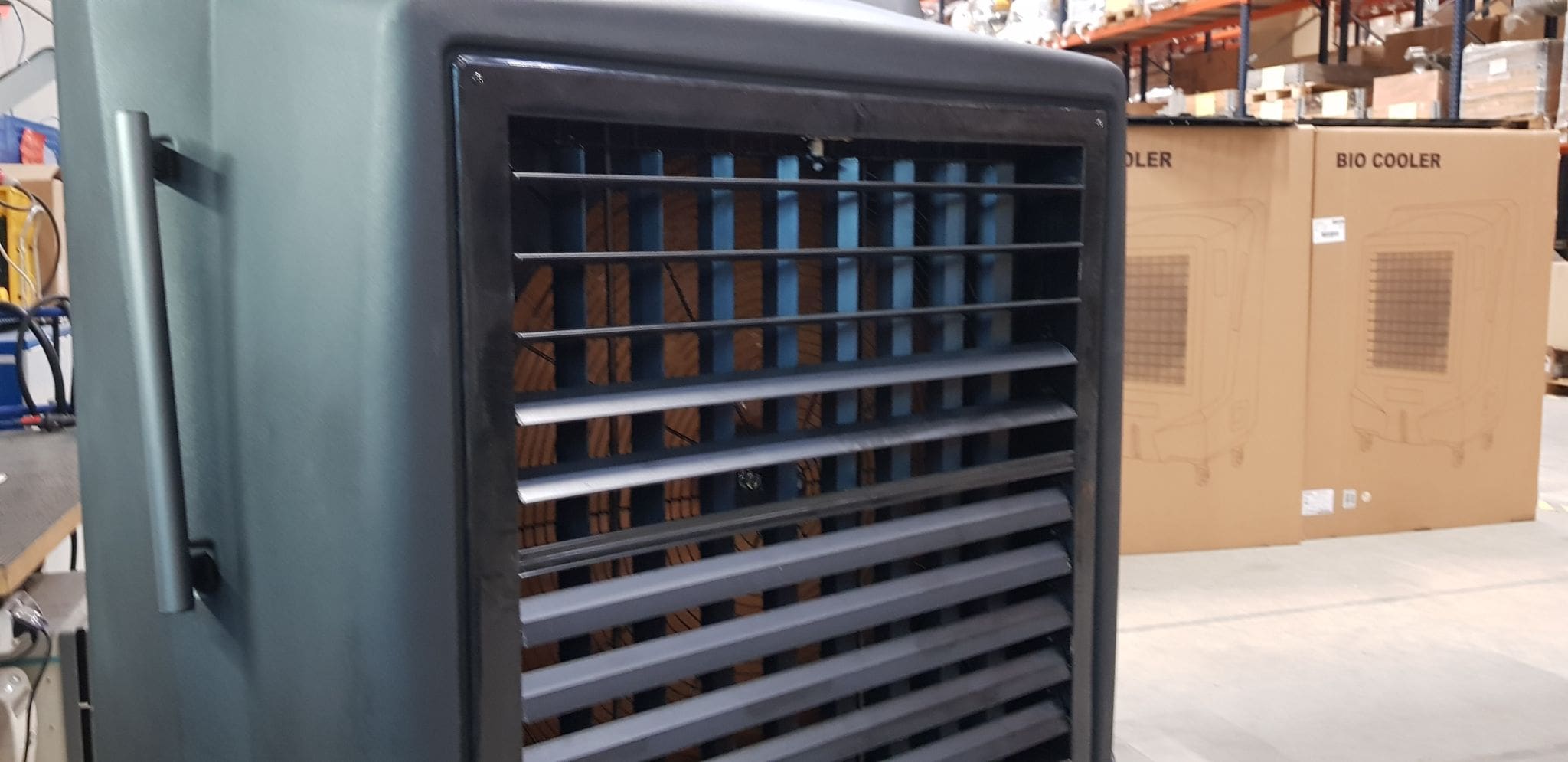 Detailaufnahme Master BC-221 Bio Cooler mit Lamellen. Luftkühler für effiziente Kühlung, ideal für heiße Tage. Zoomansicht der Lüftungsschlitze.