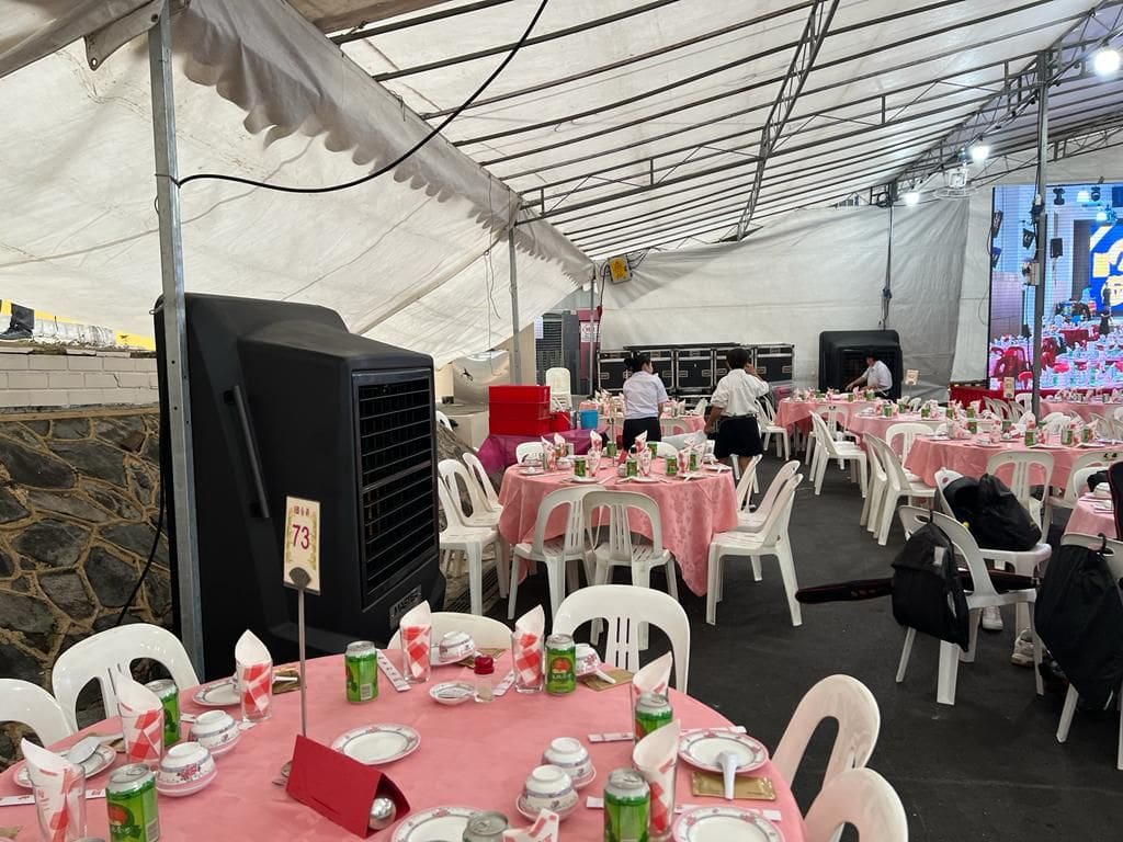 Festzelt mit Tischen, Stühlen und einem Master BC-221 Marquee Kühler. Klimaanlage für Veranstaltungen.