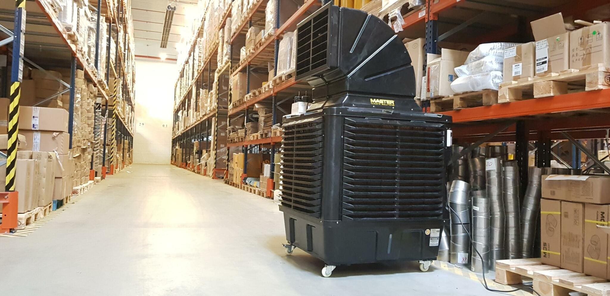 Master BCB-19 Luftkühler im Lager. Regale mit Waren im Hintergrund. Ideal für große Räume. Effektive Kühlung.