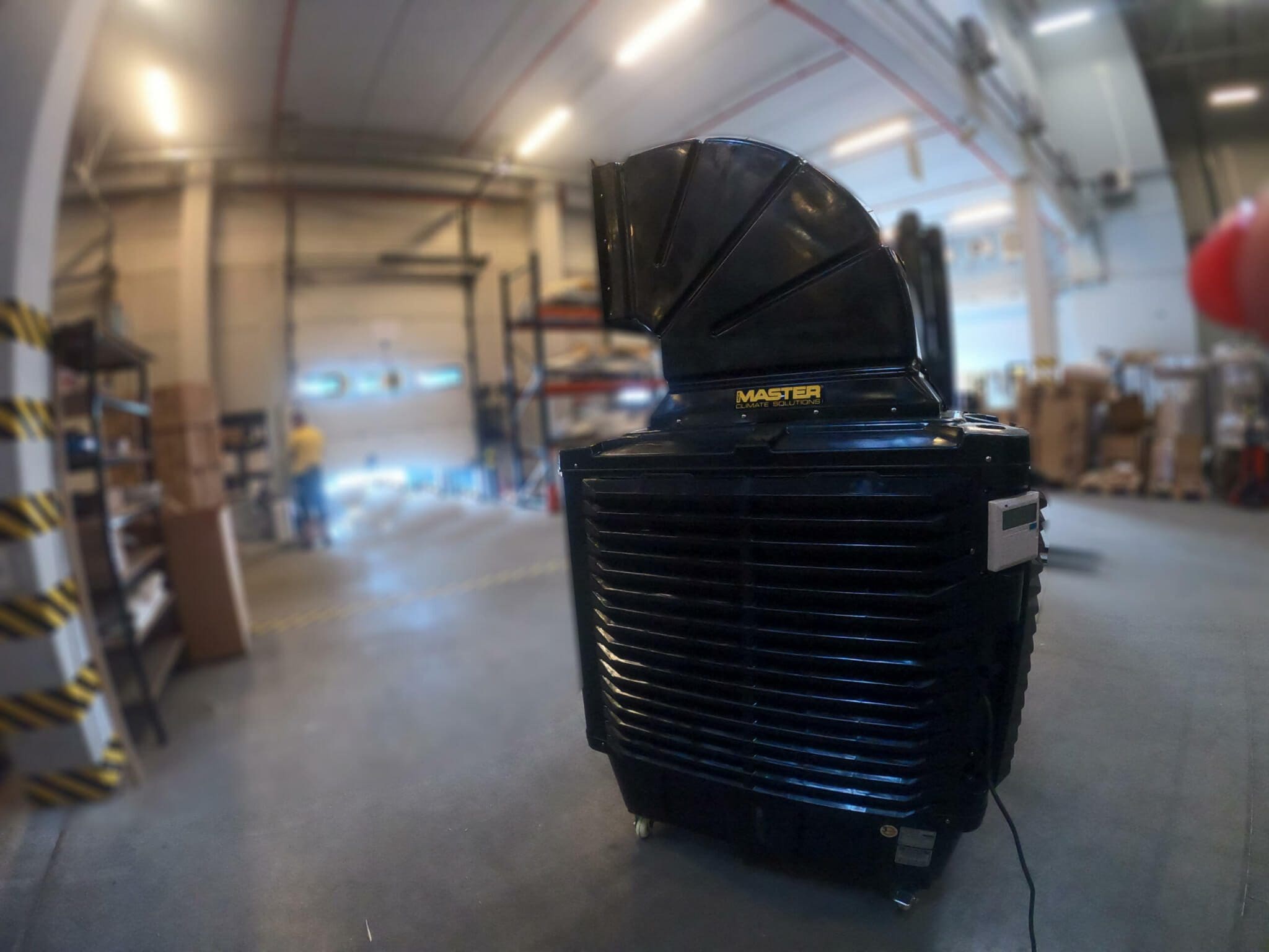 Master BCB-19 Luftkühler in Lagerhalle. Der mobile Verdunstungskühler sorgt für angenehme Kühlung in großen Räumen.