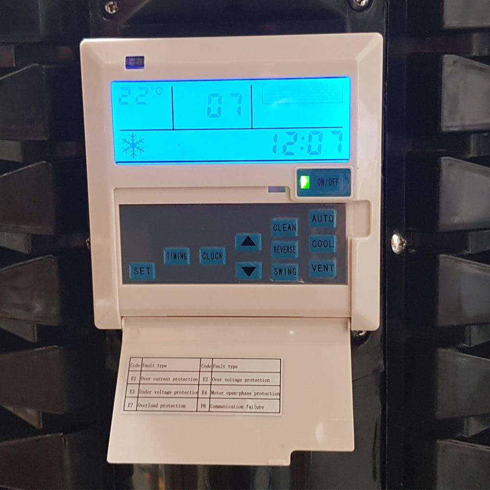 Master-BCB-Controls: Detailaufnahme der Steuerung mit LCD-Anzeige, Tasten für Auto, Cool, Swing, Vent und Fehlercode-Tabelle.