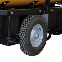 Detailaufnahme: Pneumatische Räder an einem schwarzen Rahmen. Profilreifen und silberne Felge sichtbar. Ideal für robuste Anwendungen.