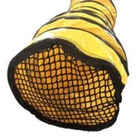 Gelb-schwarze Soft-Grid-Lüftungsleitung mit Gitter. Flexibler Industrieschlauch für Belüftung. Robuste Bauweise für anspruchsvolle Umgebungen.