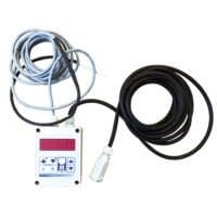 Thermostat THK: Weiße Steuereinheit mit roter Digitalanzeige, blauen Pfeiltasten, grauen und schwarzen Kabeln. Temperaturregelung.